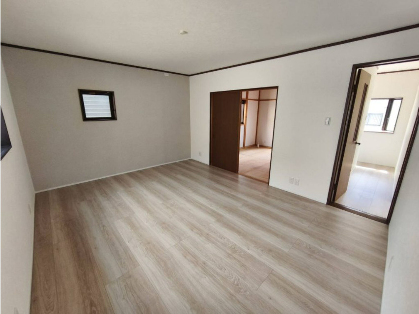 約10.5帖の2階洋室です。間取り図には記載されておりませんが、隣接する約6帖の南東側洋室から出入り可能な引き戸がございます。また東側に小窓が設置された2面採光のお部屋になっています。