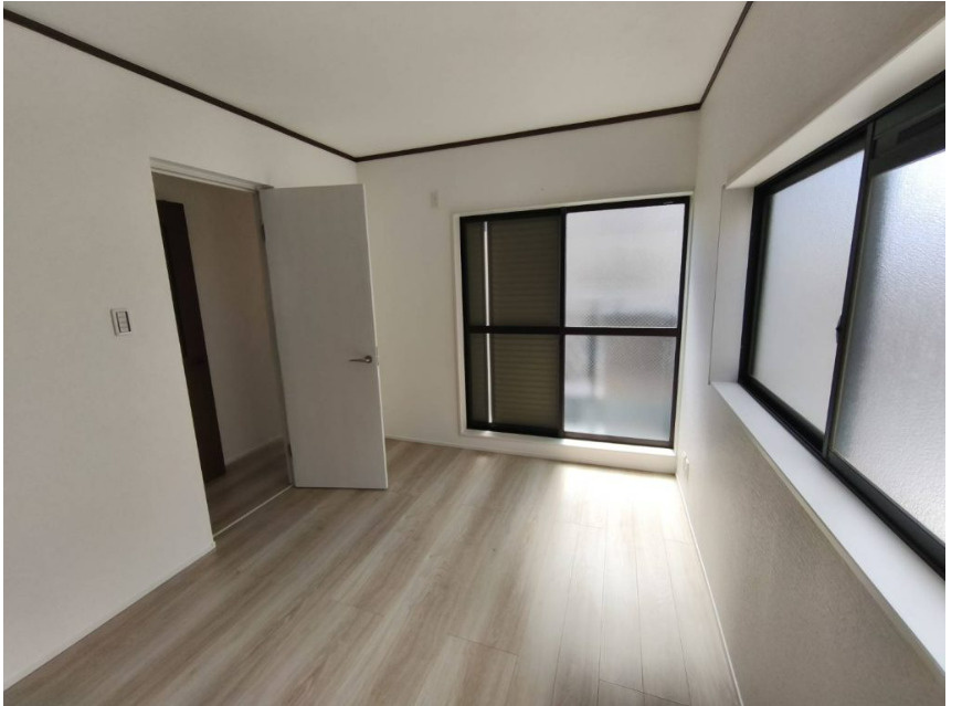 バルコニーにつながるお部屋で、通風・陽当たり良好。