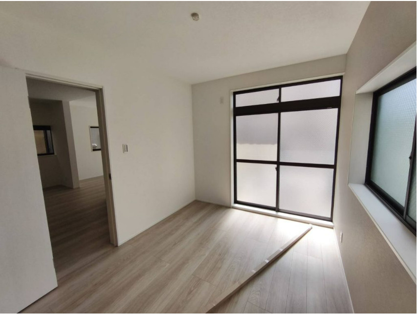 約6帖の1階洋室です。全居室6帖以上のゆとりある居住空間?で、広々お使いいただけます。
