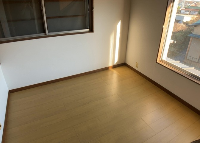 洋室のメリットは重い家具が置きやすく、身の回りが整理しやすいことです。　床がフローリングのため畳とは異なり凹みにくいです。　クローゼットなど収納が豊富で、普段使わない旅行カバンや服の整頓も簡単にです。