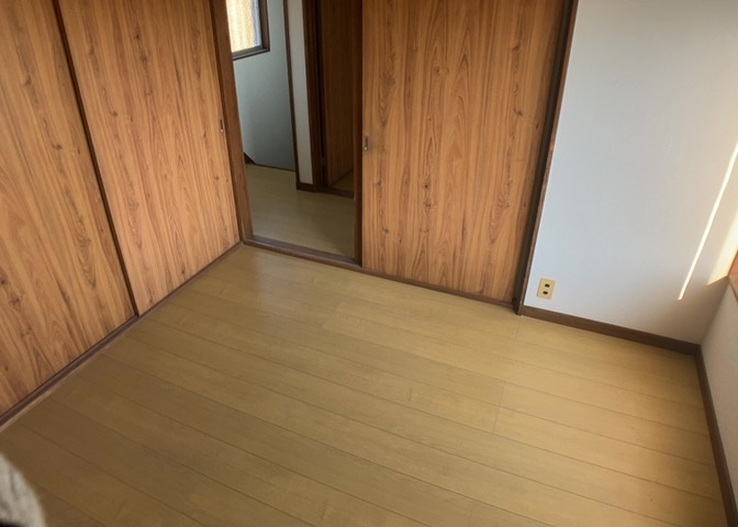 寝室でゆっくりと過ごすためにはベッド周りの適度な空間を担保することや窓の位置、照明の明るさ、寝室の広さなどを考える必要があります。自身や家族の構成とライフスタイルに併せて寝室にする部屋を選びましょう！