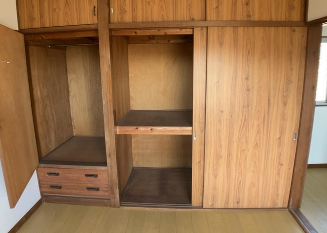 デザイン性を重視しすぎて収納が少なかった！なんてことにならないため、事前に現地で収納の数を確認しておくことをお勧めします。クローゼット以外にも床下収納や屋根裏収納、パントリーなどもチェックしましょう。