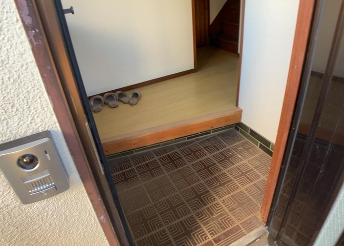 玄関は家の顔でもあり、家族以外の目にも止まる場所です。玄関は外との間を仕切る扉、靴などをしまっておく収納スペース、靴脱ぎのたたきスペース、来客とのやり取りをするドアホンなど複数のアイテムからなります。