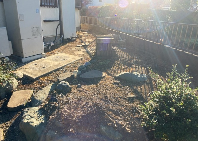 庭があることでガーデニングや家庭菜園はもちろん、こどもの遊び場やペットを放して遊ぶことができます。また、家の周囲に余裕があるということです。隣地との間があれば、十分な日当たりと、風通しが確保できます。