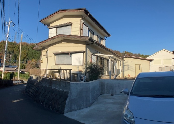 住宅用の土地では前面道路に2m以上接していなければならないと法律で定められています。しかし、お持ちの車のサイズやライフスタイルなどにより、2mでは利便が悪い場合もございますので、事前に確認しましょう。