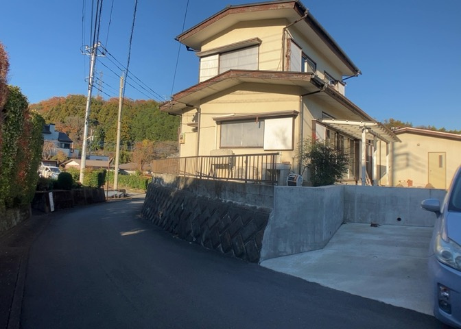 お持ちの車種によっては前面道路が広い方が便利でしょう。しかし、前面道路が広ければその分交通量が多くなるため、騒音などが気になる場合があります。実際に現地を見学し、周辺交通量や騒音などを確認しましょう！