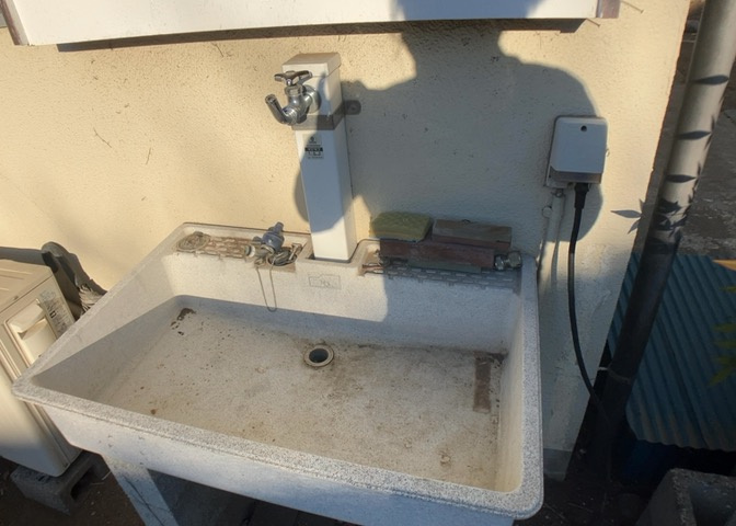 敷地内に散水栓や立水栓があると便利です。水道水を直接利用できるため、水を運ぶ手間を省くことが出来ます。大量の水を必要とする洗車作業や清掃などに役立ちます。その他設備とあわせて、現地でご確認ください。