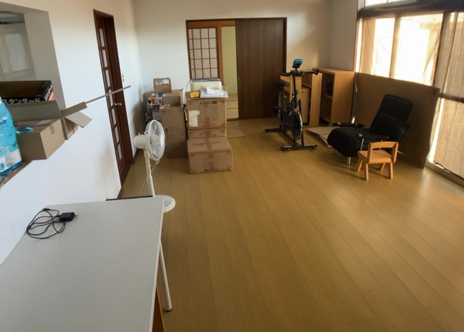 ダイニングは、食事や家族の団らんスペースとしてだけではなく、ほかの用途としても使用することができます。ダイニングテーブルを置き、食事のためのスペースを作ることでリビングとの差別化を図ることができます。