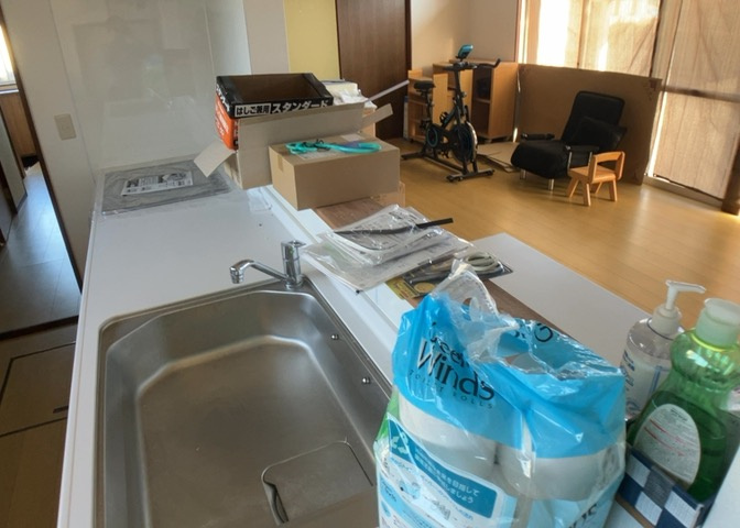 DKの物件でも広く見せたい方は、ダイニングスペースを広く使えるように工夫しましょう。低めのダイニングソファを置くと、家具の圧迫感が減り、広く見せることができ、ダイニングをリビングのように使用できます！