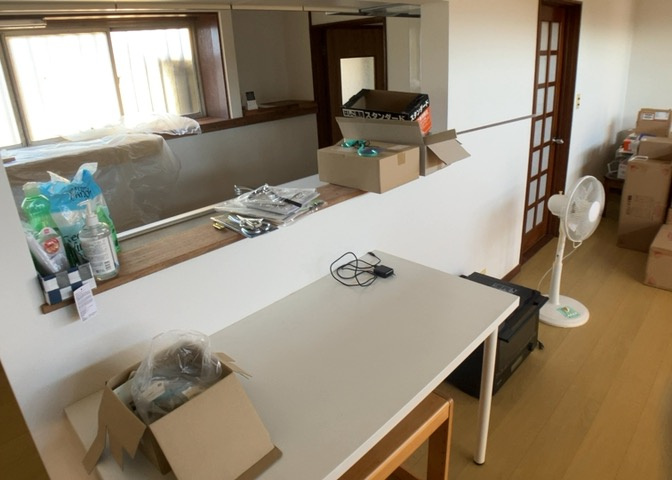 ダイニングとキッチンの間を扉や壁などで仕切らず、一体化させた間取りです。キッチンカウンターがついている物件ならば、食事をキッチンカウンターで取ることで、ダイニングスペースをリビングとして使用できます。