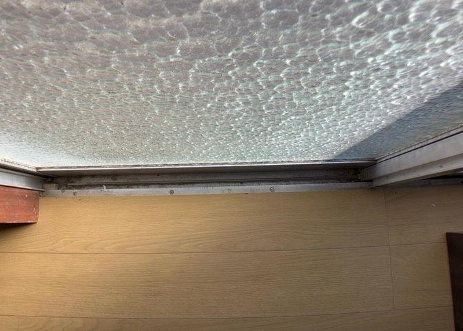 サッシは、ガラス窓に使用される金属製の窓枠です。一般的に住宅建築では、金属製建具工事の段階でガラス類・玄関などと同時に設置されます。種類や構造により断熱性能や遮音性能が異なるので現地でご確認ください。