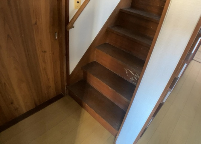 限られた敷地面積の場合、収納スペースを狭くして居室スペースを広く取ろうとすると、収納スペースがなくて困ることがあります。見学の際に各部屋に収納スペースがあるか、収納を置く場所はあるのか確認しましょう。