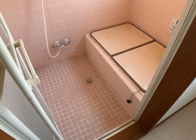 入浴時の快適さも大事なことですが、綺麗な状態を維持できなければ気持ちよく入浴できません。毎日の掃除が楽という点は大事なポイントになります！カビが生えにくく掃除がしやすい、壁や浴槽を選ぶといいでしょう。