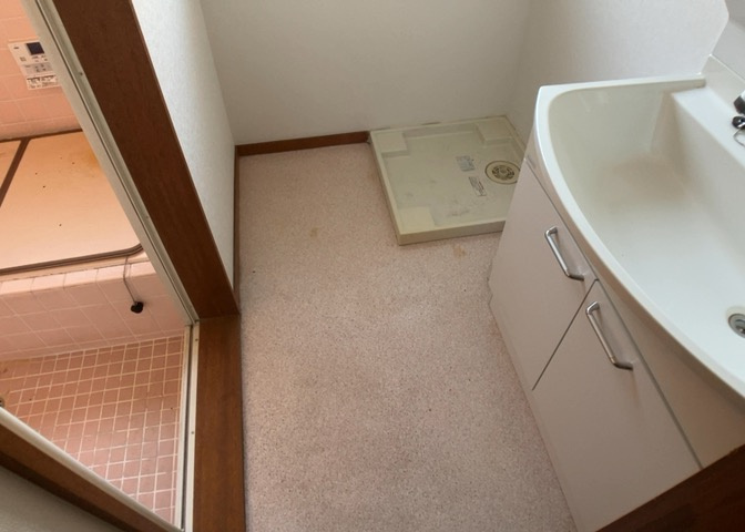 多くの戸建て住宅で見かける洗面脱衣所は、洗面台と洗濯機が2畳ほどのスペースに並べられていて、洗面所が脱衣所を兼ね備えている間取りが一般的です。お客様が利用することもある、パブリックな空間でもあります。