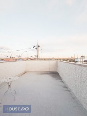 広々としたバルコニーでBBQやティータイムを楽しめます。　ルーフバルコニーからは小山の花火が見える見晴らしの良さも魅力です。