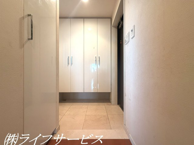 玄関／大容量・天井高のシューズボックス！換気にうれしい窓有！