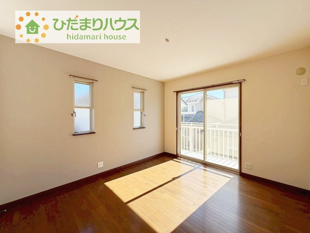 広めの主寝室は、ベッドの他にもパソコンデスクやドレッサーなども置けちゃいます(*^-^*)