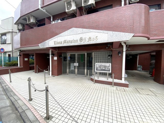 マンションの表情とも言える清潔感にあふれたエントランスアプローチです。手入れの行き届いた敷地からは管理体制の良さが感じられ、毎日の帰り道を温かく迎え入れてくれます。
