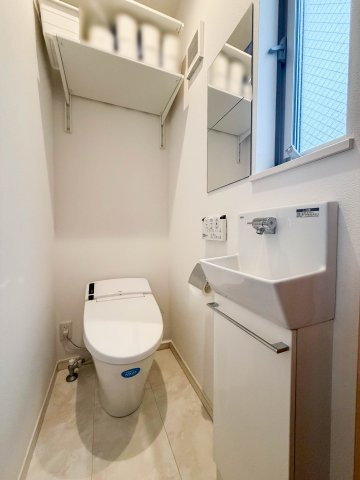 清潔感のあるトイレスペース（一部VR家具消加工箇所有）