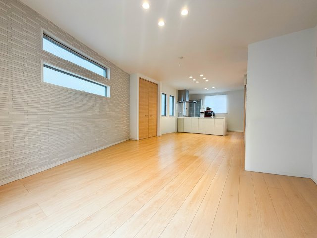 2階の約23.3帖LDK！床暖房も2か所設置！（平成29年築室内状況良好/一部VR家具消加工箇所有）とても開放的で明るい空間となっております。