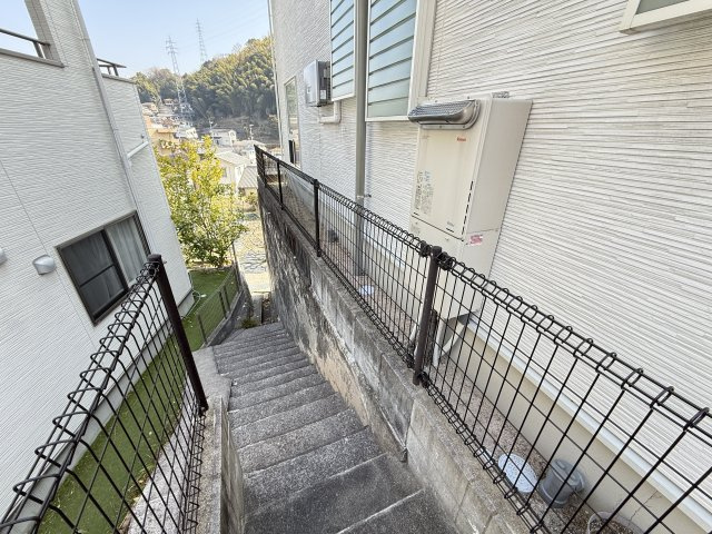 閑静な住宅街に位置し、落ち着いた住環境が魅力。周囲には緑も多く、自然を感じながら暮らせます。車通りも比較的少なく、穏やかな時間が流れるエリア。ゆったりとした生活を求める方におすすめの立地です。　