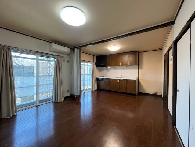 南面バルコニーに面したLDKは陽光がたっぷり差し込み、キッチン横の窓が心地よい風を取り込みます。