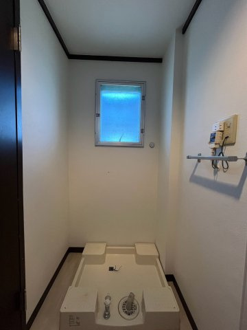 防水パン上部に窓を設けた洗濯スペースは換気しやすく、明るく心地よく使える空間です。