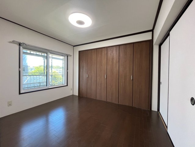 北側5帖洋室は窓を備えた心地よい空間。やわらかな採光が差し込み快適に過ごせる一室です。