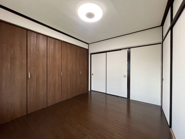 5帖洋室は壁一面の収納を設置。衣類や荷物をすっきり収められる収納力が魅力です