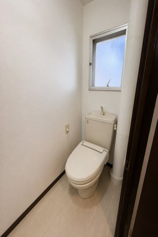 トイレに窓を設けた換気しやすい設計で、自然光が差し込む清潔感のある快適な空間です。