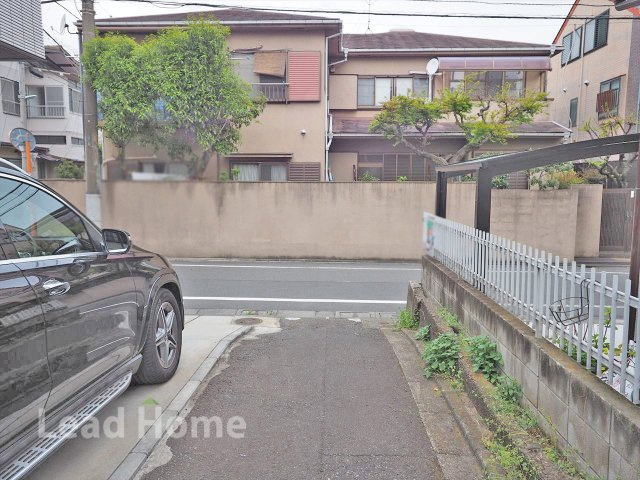 見通しが良く綺麗な舗装道路となっております！毎日の徒歩通勤やお子様の登下校も安全に行えて安心です♪