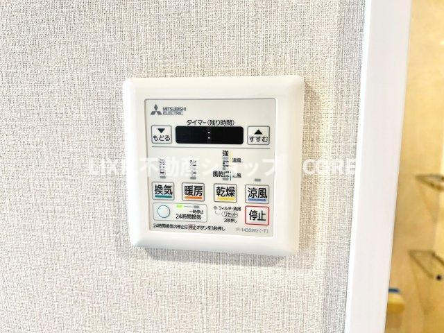 浴室乾燥機能で雨の日でも乾燥が可能。また、浴室内の湿気を排気し、カビの発生を抑えます。