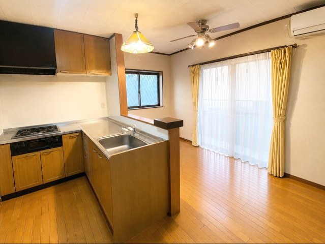 採光が取れた明るいLDKです！　※AI加工により家具・荷物を消去しています（現況優先）