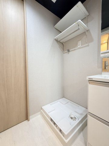 【洗濯機置き場】　室内に洗濯機置場を完備。天候に左右されず快適にお洗濯。