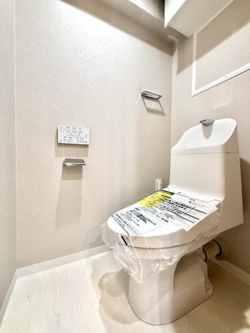 【トイレ】　シンプルで清潔感のあるトイレ空間です。