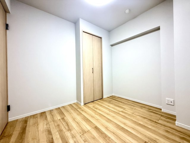【洋室1　約4.4帖】　落ち着いた雰囲気の洋室。寝室や子ども部屋など、幅広くお使いいただけます。