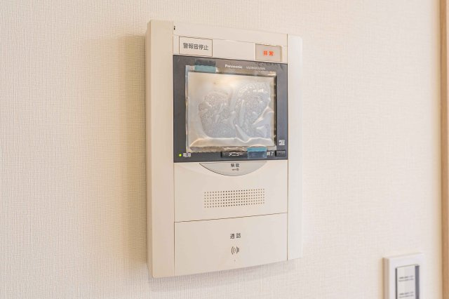 来客の顔がはっきりと確認できるので防犯面でも心強く、お子様のお留守番時や夜間の対応も安心です。