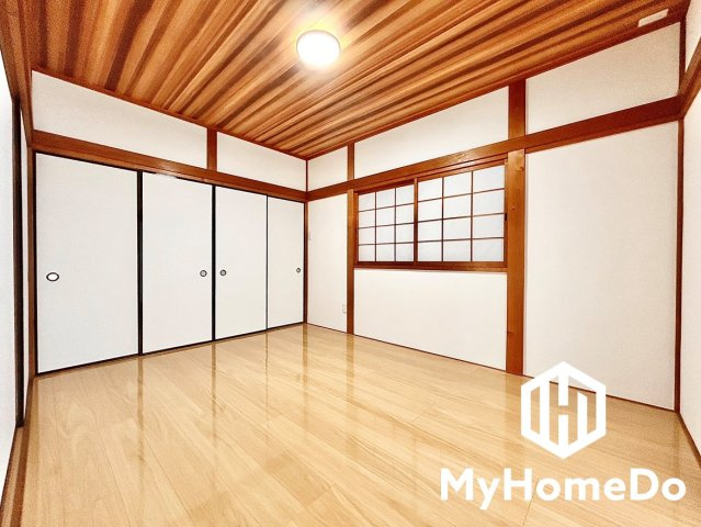 ゆったりサイズの主寝室。一日の終わりを穏やかに過ごせる安らぎのプライベート空間。