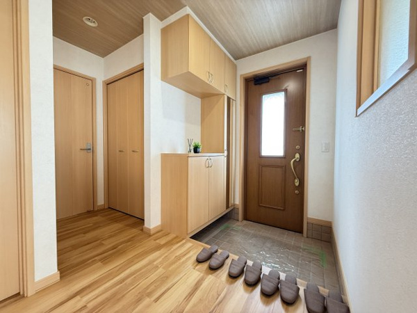 【江別市ゆめみ野南町 中古戸建の玄関】