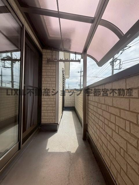 【バルコニー】現地写真：南向きの広々バルコニーは日当たり、風通しが良く、お布団や洗濯物がたくさん干せます。