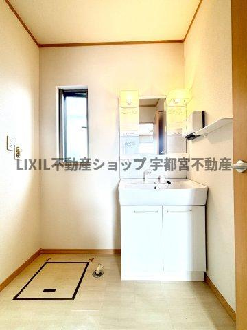 【洗髪三面化粧台】現地写真：シャワー水栓もついており洗髪やお掃除に便利です。