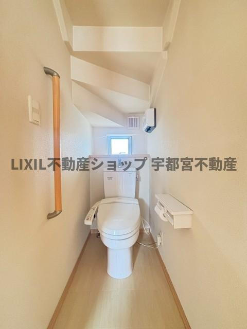 【トイレ】現地完成写真。採光窓もあり、換気もしやすいトイレ。しっかり補助の用の手すりもついております。
