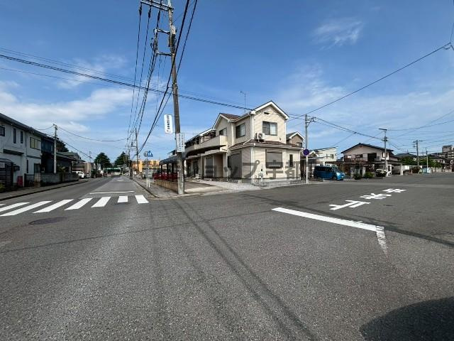【前面道路】現地完成写真。前面道路は見通しの良い広い道路です。道の広さも十分確保されており駐車も楽々です。