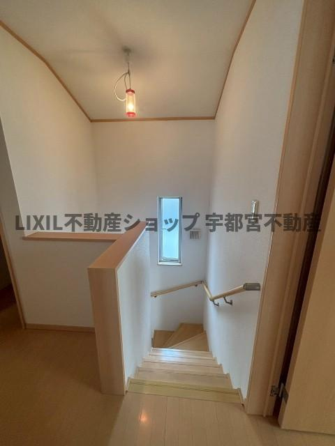 【内装】現地写真：階段は手すりがあり妊婦さんやお子様、ご高齢の方も安心です。採光窓もあり換気にも便利です。