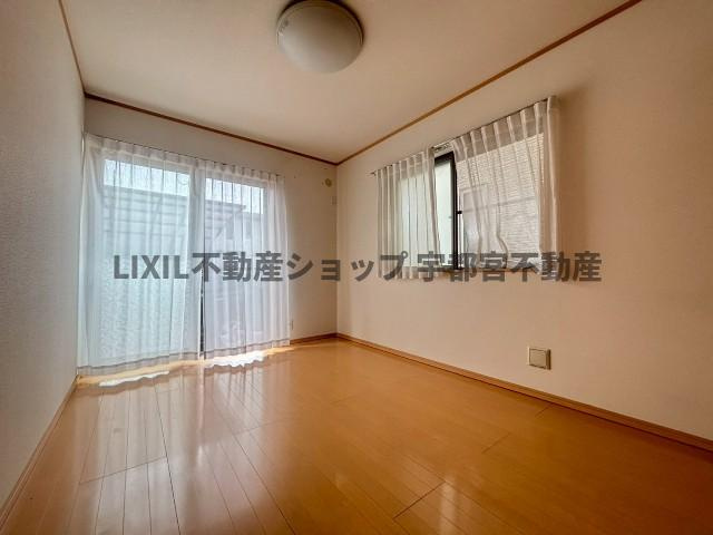 【子供部屋】2階洋室は子供部屋などにいかがでしょうか。収納も付いており衣類や学用品もスッキリ片づけられます。