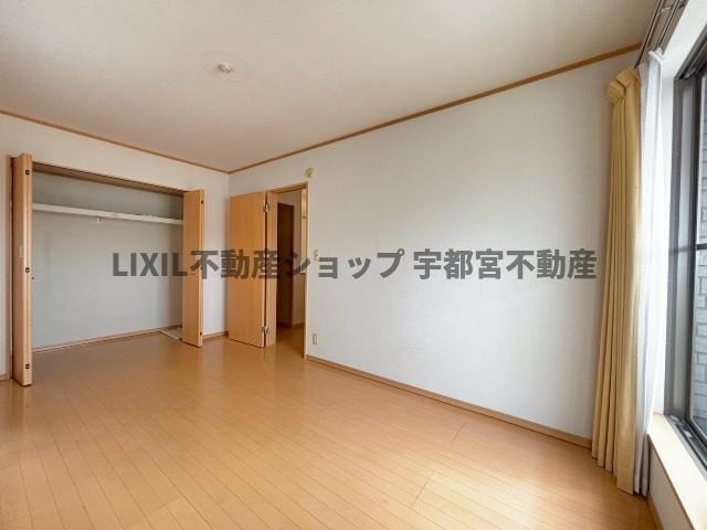 【寝室】2階洋室。南向きで明るいお部屋となっていおります。奥行と幅のあるクローゼットがついており衣服もたっぷり収納できます。