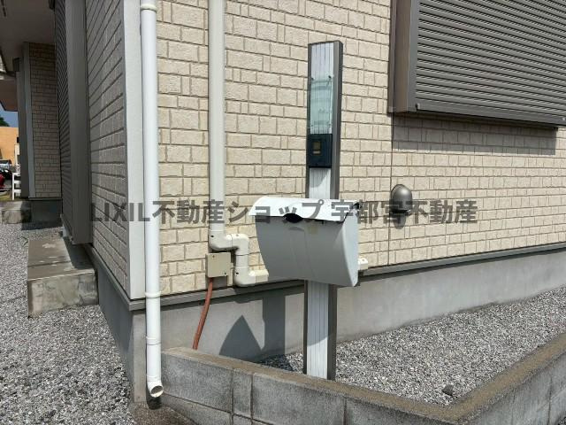 【防犯設備】現地写真。建物入口には郵便ポストと一体のインターホンがございます。