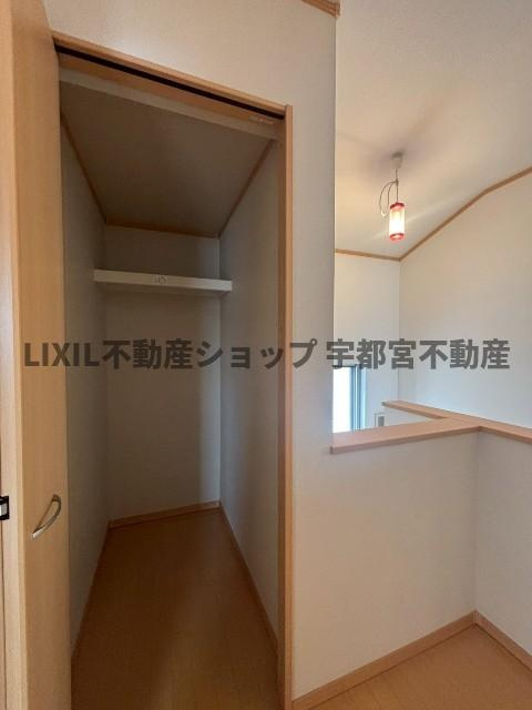 【収納】現地写真。2階廊下にも収納がございます