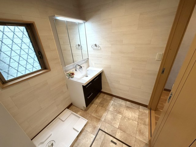 湿気がこもりやすい洗面所も、自然光が入る小窓付きでいつでもカラッと快適！上品な壁面デザインと温かみのあるフロアが清潔感ある空間を演出します。