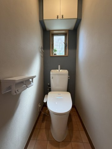 奥側に配したシックなアクセントカラーが空間を引き締める、おしゃれなデザイン。自然光が入る小窓付きで、明るく爽やかな印象を与えてくれます。